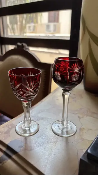Foto de um(a) Antigo Par De Cálice Decorativo Taça Em Cristal Baccarat, da categoria de Taças. Antigo par de cálices decorativos em cristal doublé ricamente lapidados à mão. Lindos para decorar uma cristaleira, bar,... Mostrado de uma perspectiva diferente. Vendido no marketplace Trésors.