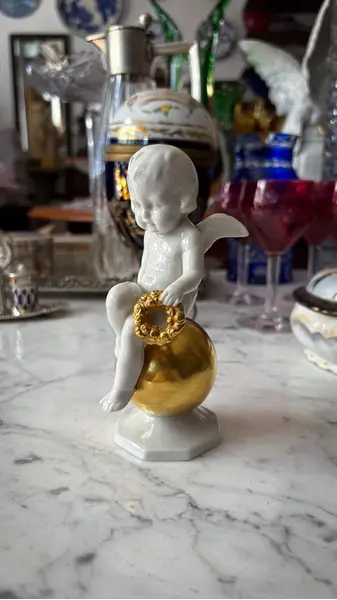 Foto de um(a) Antiga Rara Escultura Anjo Em Porcelana Alemã Fasold Stauch, da categoria de Escultura. ~ Fasold & Stauch ~Antiga e graciosa escultura representando anjo, peça artística, ricamente moldado em porcelana artística... Mostrado de uma perspectiva diferente. Vendido no marketplace Trésors.