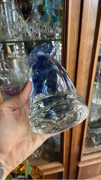 Foto de um(a) Antiga Escultura De Pato Decorativo Murano Italiano Art Deco, da categoria de Escultura. Antiga escultura artística representando pato em cristal de Murano em tons de azul. Peça muito decorativa e com bastante... Mostrado de uma perspectiva diferente. Vendido no marketplace Trésors.