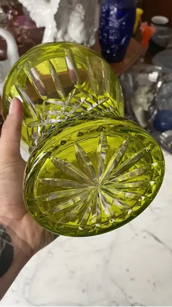 Foto de um(a) Antigo Vaso Jarro Decorativo Cristal Baccarat Verde Uralina, da categoria de Vasos. Antigo e belíssimo vaso decorativo em cristal doublé na cor verde uralina (não tem urânio) com lindo brilho natural e... Mostrado de uma perspectiva diferente. Vendido no marketplace Trésors.