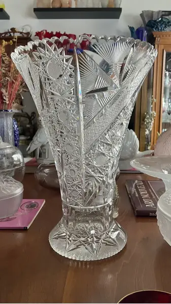 Foto de um(a) Antigo Grande Vaso Jarro Lindo Em Cristal Baccarat Lapidado, da categoria de Vasos. Antigo e grande vaso decorativo em cristal translúcido com lindo brilho natural e primorosa lapidação manual, conhecida como... Mostrado de uma perspectiva diferente. Vendido no marketplace Trésors.