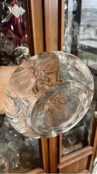 Foto de um(a) Antiga Jarra Claret Jug Decanter Cristal Prata Art Nouveau, da categoria de Jarros. Antiga e finíssima jarra “Claret Jug” geralmente utilizada como decantador de vinho ou licoreira. Corpo em cristal soufflé... Mostrado de uma perspectiva diferente. Vendido no marketplace Trésors.