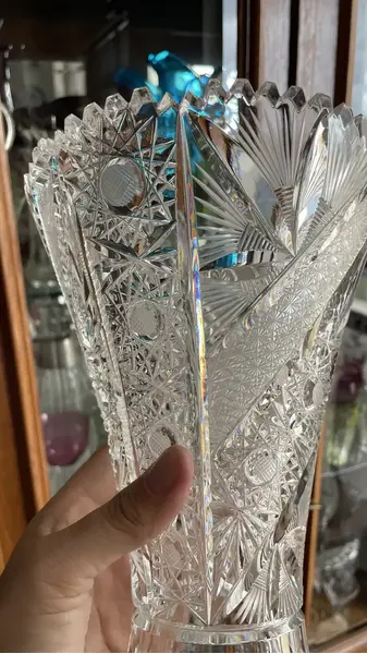 Foto de um(a) Antigo Vaso Jarro Decorativo Cristal Baccarat Lapidado À Mão, da categoria de Vasos. Antigo e preciso vaso decorativo em cristal translúcido europeu com lindo brilho natural e primorosa lapidação manual,... Mostrado de uma perspectiva diferente. Vendido no marketplace Trésors.