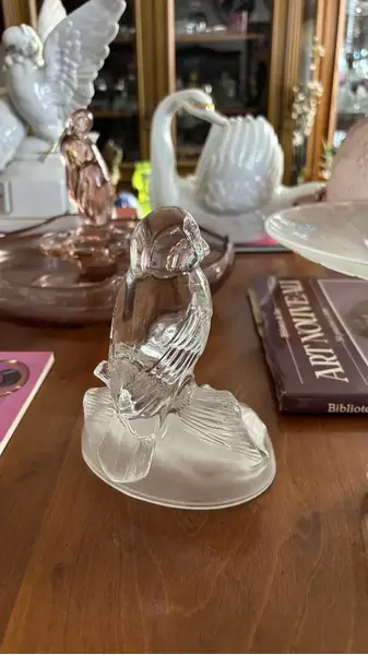 Foto de um(a) Antiga Escultura Coruja Art Deco Cristal Francês Luminarc, da categoria de Escultura. Luminarc - Verrerie D'arques, France. Antiga e decorativa escultura artística representando coruja em cristal francês com... Mostrado de uma perspectiva diferente. Vendido no marketplace Trésors.