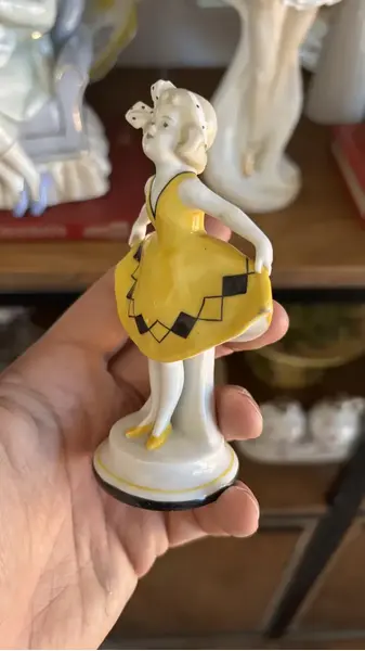 Foto de um(a) Antigo Bibelô Escultura Bailarina Art Deco Porcelana Alemã, da categoria de Escultura. Antigo bibelô de coleção representando pequena bailarina em porcelana alemã de ótima qualidade. Bastante riqueza de... Mostrado de uma perspectiva diferente. Vendido no marketplace Trésors.