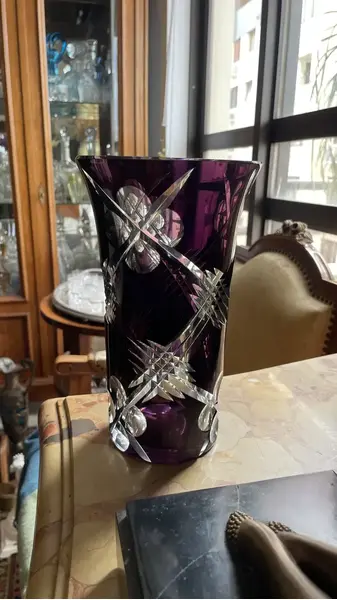 Foto de um(a) Antigo Vaso Jarro Em Cristal Violeta Baccarat Art Deco, da categoria de Vasos. Antigo e preciso vaso decorativo em cristal doublé europeu com lindo brilho natural e primorosa lapidação manual, com traços... Mostrado de uma perspectiva diferente. Vendido no marketplace Trésors.