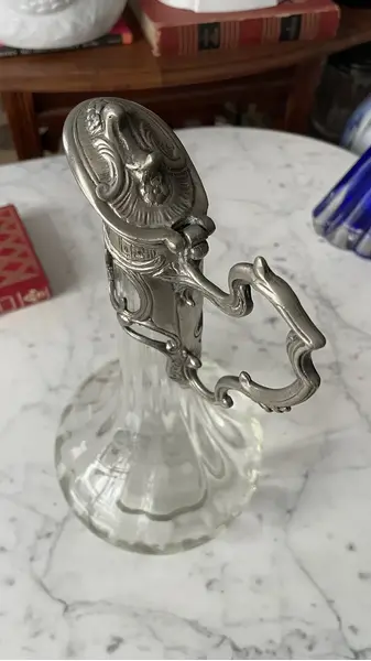 Foto de um(a) Antiga Jarra Claret Jug Decanter Cristal Prata Art Nouveau, da categoria de Jarros. Antiga e finíssima jarra “Claret Jug” geralmente utilizada como decantador de vinho ou licoreira. Corpo em cristal soufflé... Mostrado de uma perspectiva diferente. Vendido no marketplace Trésors.
