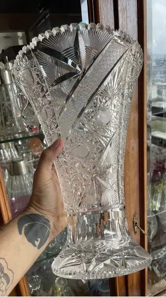 Foto de um(a) Antigo Grande Vaso Jarro Lindo Em Cristal Baccarat Lapidado, da categoria de Vasos. Antigo e grande vaso decorativo em cristal translúcido com lindo brilho natural e primorosa lapidação manual, conhecida como... Mostrado de uma perspectiva diferente. Vendido no marketplace Trésors.