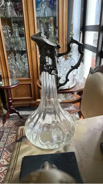 Foto de um(a) Antiga Jarra Claret Jug Decanter Cristal Prata Art Nouveau, da categoria de Jarros. Antiga e finíssima jarra “Claret Jug” geralmente utilizada como decantador de vinho ou licoreira. Corpo em cristal soufflé... Mostrado de uma perspectiva diferente. Vendido no marketplace Trésors.