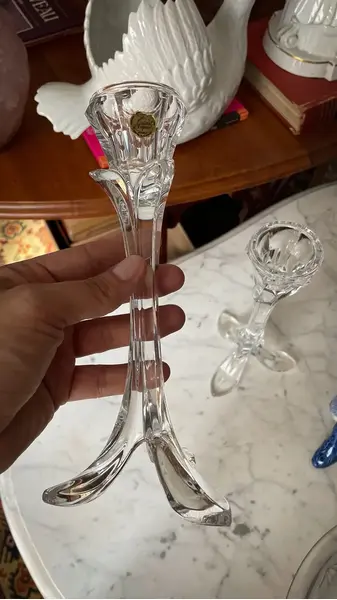 Foto de um(a) Antigo Par De Castiçais Art Deco Tulipas Cristal Francês, da categoria de Castiçais. Cristal d’Arques France.Antigo e finíssimo par de castiçais artísticos em cristal francês, modelo tulipa. Medidas 22x10cm... Mostrado de uma perspectiva diferente. Vendido no marketplace Trésors.
