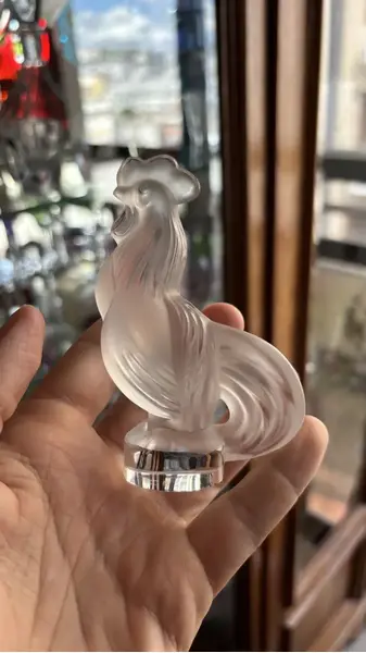 Foto de um(a) Antiga Escultura Art Deco Galo Em Cristal Satiné Sèvres, da categoria de Escultura. Sèvres - France Antiga e rara escultura decorativa em cristal francês satiné. Bastante riqueza de detalhes neste trabalho... Mostrado de uma perspectiva diferente. Vendido no marketplace Trésors.