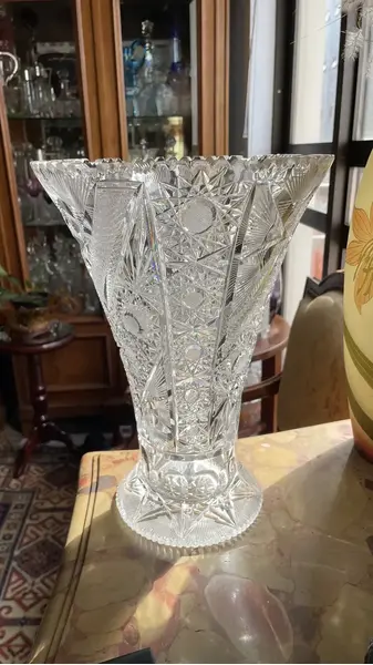 Foto de um(a) Antigo Grande Vaso Jarro Lindo Em Cristal Baccarat Lapidado, da categoria de Vasos. Antigo e grande vaso decorativo em cristal translúcido com lindo brilho natural e primorosa lapidação manual, conhecida como... Mostrado de uma perspectiva diferente. Vendido no marketplace Trésors.