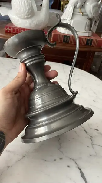 Foto de um(a) Antigo Grande Castiçal Palmatória Em Estanho Rústico, da categoria de Castiçais. Marca John Somers. Antiga e grande palmatória/castiçal em estanho trabalhado. Peça decorativa e especial! Medidas 21x20cm. Mostrado de uma perspectiva diferente. Vendido no marketplace Trésors.