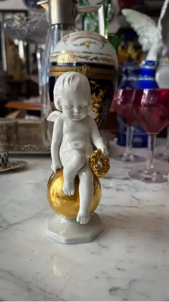 Foto de um(a) Antiga Rara Escultura Anjo Em Porcelana Alemã Fasold Stauch, da categoria de Escultura. ~ Fasold & Stauch ~Antiga e graciosa escultura representando anjo, peça artística, ricamente moldado em porcelana artística... Mostrado de uma perspectiva diferente. Vendido no marketplace Trésors.