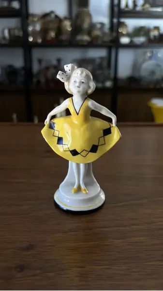Foto de um(a) Antigo Bibelô Escultura Bailarina Art Deco Porcelana Alemã, da categoria de Escultura. Antigo bibelô de coleção representando pequena bailarina em porcelana alemã de ótima qualidade. Bastante riqueza de... Mostrado de uma perspectiva diferente. Vendido no marketplace Trésors.
