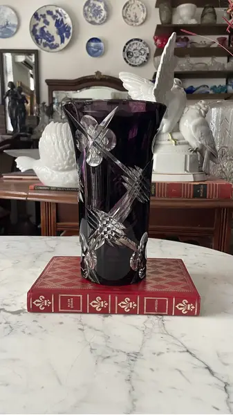 Foto de um(a) Antigo Vaso Jarro Em Cristal Violeta Baccarat Art Deco, da categoria de Vasos. Antigo e preciso vaso decorativo em cristal doublé europeu com lindo brilho natural e primorosa lapidação manual, com traços... Mostrado de uma perspectiva diferente. Vendido no marketplace Trésors.