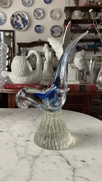 Foto de um(a) Antiga Escultura Pássaro Papagaio Murano Italiano Art Deco, da categoria de Escultura. Antiga escultura artística representando pássaro em cristal de Murano em tons de azul. Peça muito decorativa e com bastante... Mostrado de uma perspectiva diferente. Vendido no marketplace Trésors.