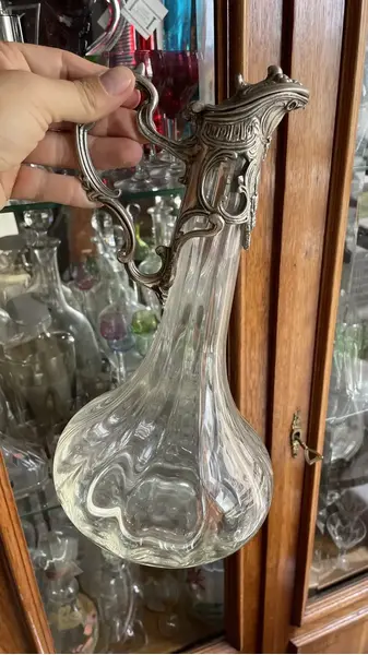 Foto de um(a) Antiga Jarra Claret Jug Decanter Cristal Prata Art Nouveau, da categoria de Jarros. Antiga e finíssima jarra “Claret Jug” geralmente utilizada como decantador de vinho ou licoreira. Corpo em cristal soufflé... Mostrado de uma perspectiva diferente. Vendido no marketplace Trésors.