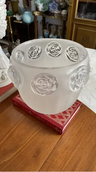 Foto de um(a) Antigo Vaso Cachepô Centro De Mesa Cristal Satiné Art Deco, da categoria de Cachepot. Antigo vaso cachepô ou centro de mesa em cristal francês satiné, ricamente lapidado à mão com flores em alto relevo. Peça... Mostrado de uma perspectiva diferente. Vendido no marketplace Trésors.