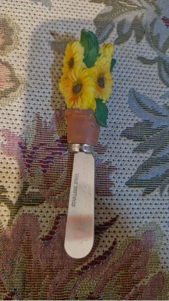 Foto de um(a) Lindo conjunto para patês vintage com 6 espátulas, da categoria de Faqueiros e talheres. Lindo conjunto com 6 espátulas, para patês e geleias, com suporte decorativo em formato de regador. Todos com tema de... Mostrado de uma perspectiva diferente. Vendido no marketplace Trésors.