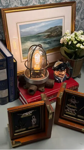 Foto de um(a) Luminária náutica original em bronze, da categoria de Luminárias de chão. Luminária náutica original em bronze. Peça náutica original em bronze, com estrutura robusta, grade de proteção e cúpula em... Mostrado de uma perspectiva diferente. Vendido no marketplace Trésors.