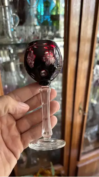 Foto de um(a) Antigo Par De Cálice Decorativo Taça Em Cristal Baccarat, da categoria de Taças. Antigo par de cálices decorativos em cristal doublé ricamente lapidados à mão. Lindos para decorar uma cristaleira, bar,... Mostrado de uma perspectiva diferente. Vendido no marketplace Trésors.