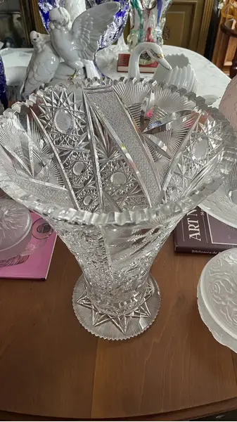 Foto de um(a) Antigo Grande Vaso Jarro Lindo Em Cristal Baccarat Lapidado, da categoria de Vasos. Antigo e grande vaso decorativo em cristal translúcido com lindo brilho natural e primorosa lapidação manual, conhecida como... Mostrado de uma perspectiva diferente. Vendido no marketplace Trésors.
