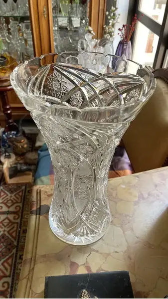 Foto de um(a) Antigo Vaso Jarro Decorativo Em Cristal Baccarat Lapidado, da categoria de Vasos. Antigo e elegante vaso decorativo em cristal translúcido com lindo brilho natural e primorosa lapidação manual (estralada e... Mostrado de uma perspectiva diferente. Vendido no marketplace Trésors.