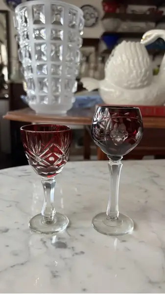 Foto de um(a) Antigo Par De Cálice Decorativo Taça Em Cristal Baccarat, da categoria de Taças. Antigo par de cálices decorativos em cristal doublé ricamente lapidados à mão. Lindos para decorar uma cristaleira, bar,... Mostrado de uma perspectiva diferente. Vendido no marketplace Trésors.