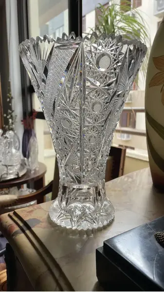 Foto de um(a) Antigo Vaso Jarro Decorativo Cristal Baccarat Lapidado À Mão, da categoria de Vasos. Antigo e preciso vaso decorativo em cristal translúcido europeu com lindo brilho natural e primorosa lapidação manual,... Mostrado de uma perspectiva diferente. Vendido no marketplace Trésors.