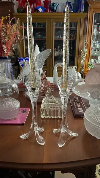 Foto de um(a) Antigo Par De Castiçais Art Deco Tulipas Cristal Francês, da categoria de Castiçais. Cristal d’Arques France.Antigo e finíssimo par de castiçais artísticos em cristal francês, modelo tulipa. Medidas 22x10cm... Mostrado de uma perspectiva diferente. Vendido no marketplace Trésors.