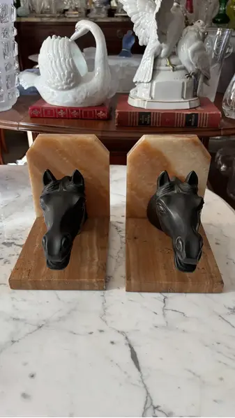 Foto de um(a) Antiga Escultura Cavalo Art Deco Cerra Livros Bronze Mármore, da categoria de Escultura. Antigo e importante cerra livros em mármore italiano, decorado com esculturas artísticas representando cabeças de cavalos em... Mostrado de uma perspectiva diferente. Vendido no marketplace Trésors.