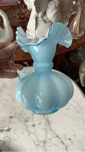 Foto de um(a) Antigo Vaso Jarra Decorativa Em Opalina Francesa Azul, da categoria de Jarros. Antiga jarra vaso em opalina francesa azul com a borda ondulada. Peça muito linda e versátil na decoração. Em perfeito... Mostrado de uma perspectiva diferente. Vendido no marketplace Trésors.