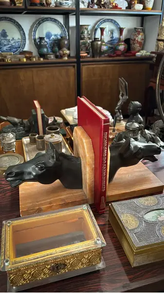 Foto de um(a) Antiga Escultura Cavalo Art Deco Cerra Livros Bronze Mármore, da categoria de Escultura. Antigo e importante cerra livros em mármore italiano, decorado com esculturas artísticas representando cabeças de cavalos em... Mostrado de uma perspectiva diferente. Vendido no marketplace Trésors.