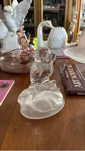 Foto de um(a) Antiga Escultura Coruja Art Deco Cristal Francês Luminarc, da categoria de Escultura. Luminarc - Verrerie D'arques, France. Antiga e decorativa escultura artística representando coruja em cristal francês com... Mostrado de uma perspectiva diferente. Vendido no marketplace Trésors.