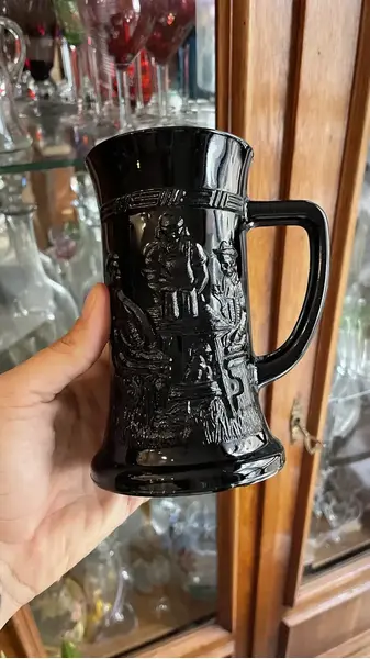 Foto de um(a) Antiga Caneca De Chopp Art Deco Opalina Black Indiana Glass, da categoria de Canecas. tiara indiana glass. Antiga e rara caneca de chopp em vidro americano "opalina black milk glass" decoração com cena de bar... Mostrado de uma perspectiva diferente. Vendido no marketplace Trésors.