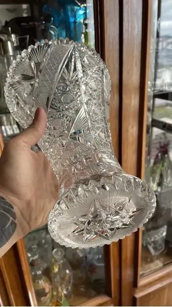 Foto de um(a) Antigo Vaso Jarro Decorativo Cristal Baccarat Lapidado À Mão, da categoria de Vasos. Antigo e preciso vaso decorativo em cristal translúcido europeu com lindo brilho natural e primorosa lapidação manual,... Mostrado de uma perspectiva diferente. Vendido no marketplace Trésors.