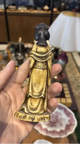 Foto de um(a) Antiga Escultura Oriental Gueixa Japonesa Resina Cor Marfim, da categoria de Escultura. Bastante riqueza de detalhes. Mostrado de uma perspectiva diferente. Vendido no marketplace Trésors.