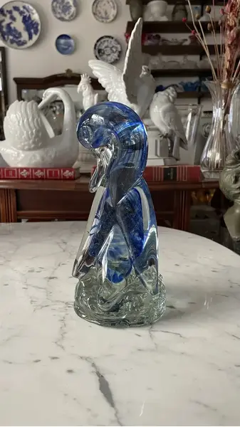 Foto de um(a) Antiga Escultura De Pato Decorativo Murano Italiano Art Deco, da categoria de Escultura. Antiga escultura artística representando pato em cristal de Murano em tons de azul. Peça muito decorativa e com bastante... Mostrado de uma perspectiva diferente. Vendido no marketplace Trésors.