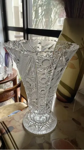 Foto de um(a) Antigo Grande Vaso Jarro Lindo Em Cristal Baccarat Lapidado, da categoria de Vasos. Antigo e grande vaso decorativo em cristal translúcido com lindo brilho natural e primorosa lapidação manual, conhecida como... Mostrado de uma perspectiva diferente. Vendido no marketplace Trésors.