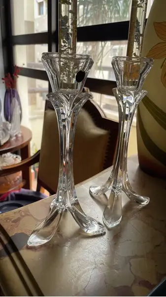 Foto de um(a) Antigo Par De Castiçais Art Deco Tulipas Cristal Francês, da categoria de Castiçais. Cristal d’Arques France.Antigo e finíssimo par de castiçais artísticos em cristal francês, modelo tulipa. Medidas 22x10cm... Mostrado de uma perspectiva diferente. Vendido no marketplace Trésors.