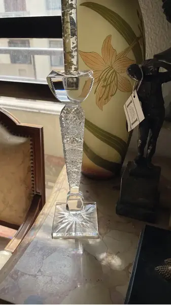 Foto de um(a) Antigo Castiçal Candelabro Uma Vela Cristal Tcheco Lapidado, da categoria de Castiçais. Antigo e finíssimo castiçal em bloco maciço de cristal Tcheco. Ricamente lapidado à mão. Lapidação estrelada e ponta de... Mostrado de uma perspectiva diferente. Vendido no marketplace Trésors.