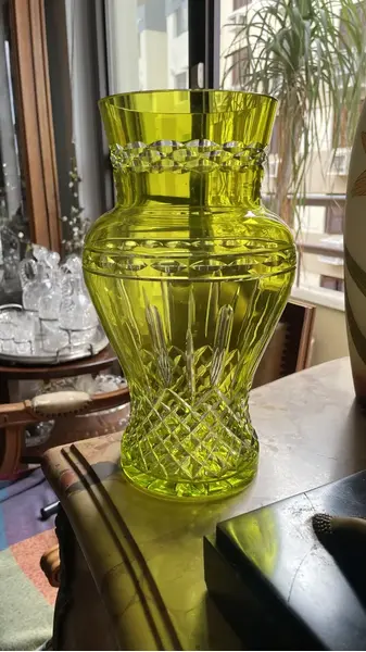 Foto de um(a) Antigo Vaso Jarro Decorativo Cristal Baccarat Verde Uralina, da categoria de Vasos. Antigo e belíssimo vaso decorativo em cristal doublé na cor verde uralina (não tem urânio) com lindo brilho natural e... Mostrado de uma perspectiva diferente. Vendido no marketplace Trésors.