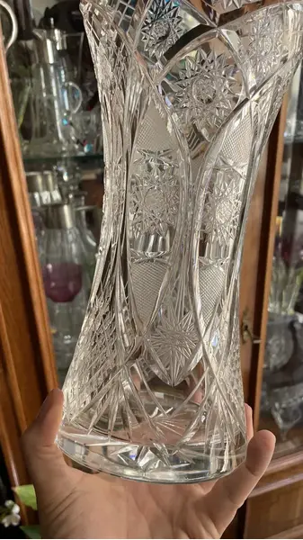 Foto de um(a) Antigo Vaso Jarro Decorativo Em Cristal Baccarat Lapidado, da categoria de Vasos. Antigo e elegante vaso decorativo em cristal translúcido com lindo brilho natural e primorosa lapidação manual (estralada e... Mostrado de uma perspectiva diferente. Vendido no marketplace Trésors.
