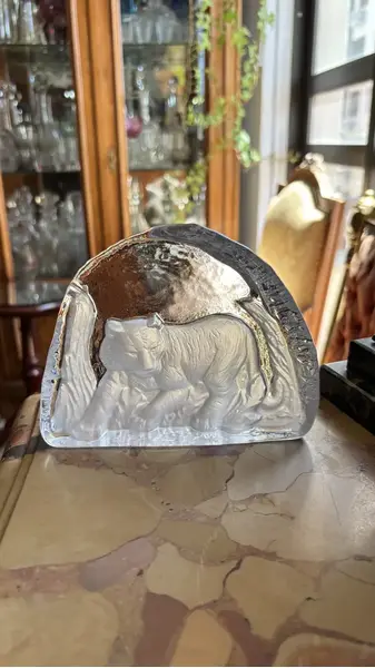 Foto de um(a) Antiga Escultura Artística Bloco Cristal Tigre Peso Papel, da categoria de Escultura. Antiga escultura bloco escultórico peso de papel em cristal lapidado à mão. Peça muito linda e decorativa. Medidas 11x15cm. Mostrado de uma perspectiva diferente. Vendido no marketplace Trésors.