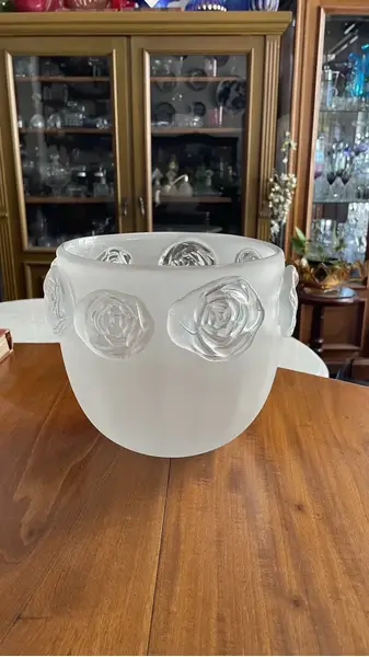 Foto de um(a) Antigo Vaso Cachepô Centro De Mesa Cristal Satiné Art Deco, da categoria de Cachepot. Antigo vaso cachepô ou centro de mesa em cristal francês satiné, ricamente lapidado à mão com flores em alto relevo. Peça... Mostrado de uma perspectiva diferente. Vendido no marketplace Trésors.
