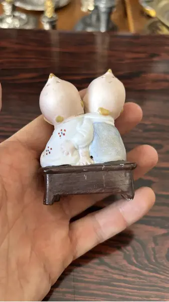 Foto de um(a) Antigo Raro Paliteiro De Coleção Bebê Biscuit Alemão Kewpie, da categoria de Paliteiros. ~ Kewpie Baby ~Antigo paliteiro de coleção em Biscuit alemão, ricamente moldado e pintado à mão. Original do início do... Mostrado de uma perspectiva diferente. Vendido no marketplace Trésors.