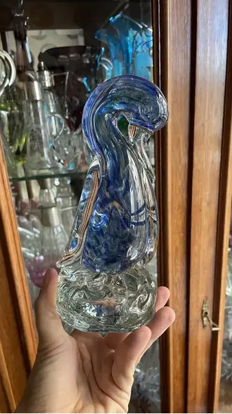 Foto de um(a) Antiga Escultura De Pato Decorativo Murano Italiano Art Deco, da categoria de Escultura. Antiga escultura artística representando pato em cristal de Murano em tons de azul. Peça muito decorativa e com bastante... Mostrado de uma perspectiva diferente. Vendido no marketplace Trésors.