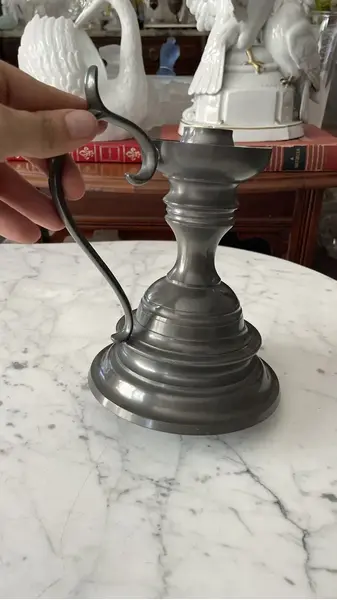 Foto de um(a) Antigo Grande Castiçal Palmatória Em Estanho Rústico, da categoria de Castiçais. Marca John Somers. Antiga e grande palmatória/castiçal em estanho trabalhado. Peça decorativa e especial! Medidas 21x20cm. Mostrado de uma perspectiva diferente. Vendido no marketplace Trésors.