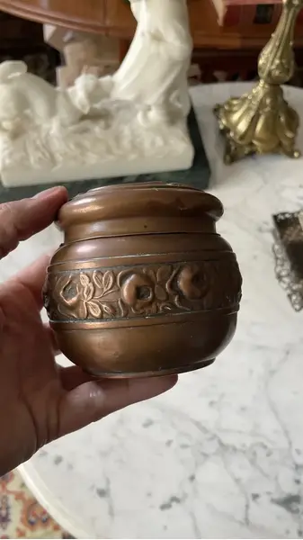 Foto de um(a) Antiga Caixa Decorativa Púcaro Porta Joias Cobre Art Nouveau, da categoria de Porta-Jóias. Antiga caixa decorativa, púcaro, porta joias ou potiche em cobre com decoração art nouveau em relevo. Linda peça. Medidas... Mostrado de uma perspectiva diferente. Vendido no marketplace Trésors.